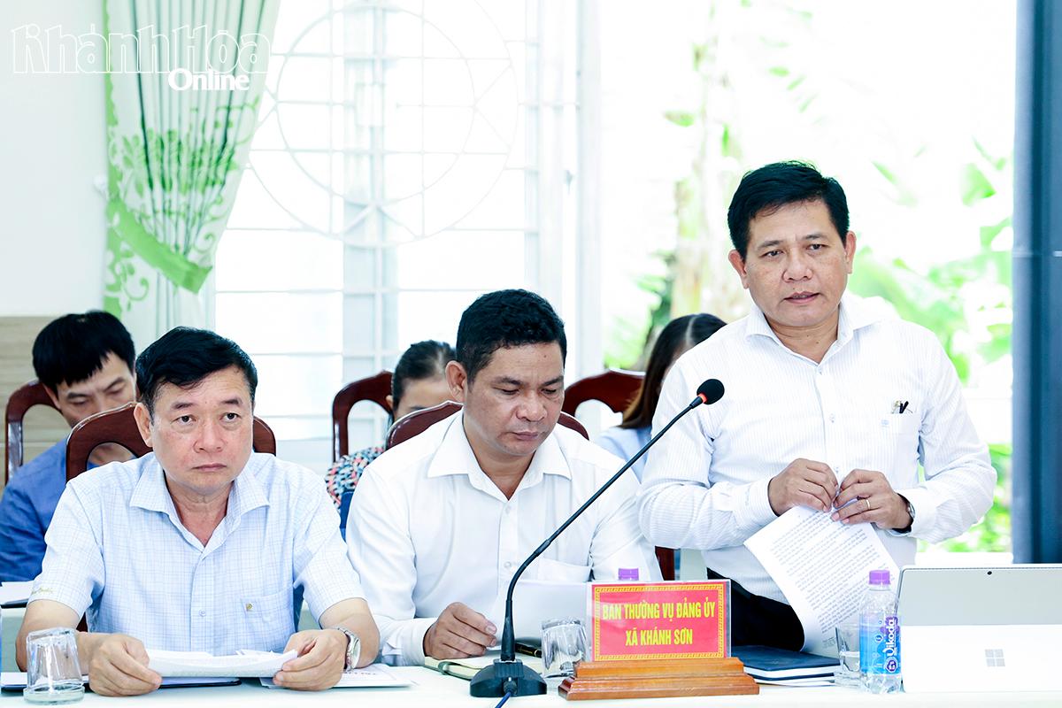 Lãnh đạo xã Khánh Sơn báo cáo và đề xuất một số nội dung tại buổi làm việc.