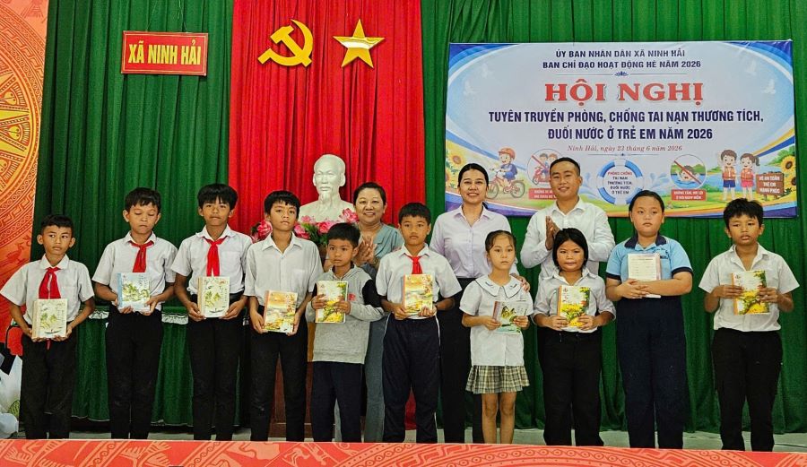 Lãnh đạo xã Ninh Hải và Trung tâm Công tác xã hội Ninh Thuận tặng quà cho các học sinh.