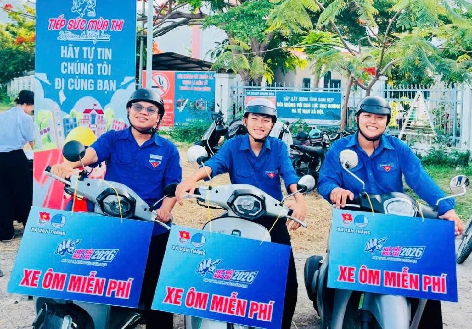 biên đội xe ôm gồm 3 đoàn viên thanh niên tình nguyện hỗ trợ các thí sinh đến điểm dự thi.