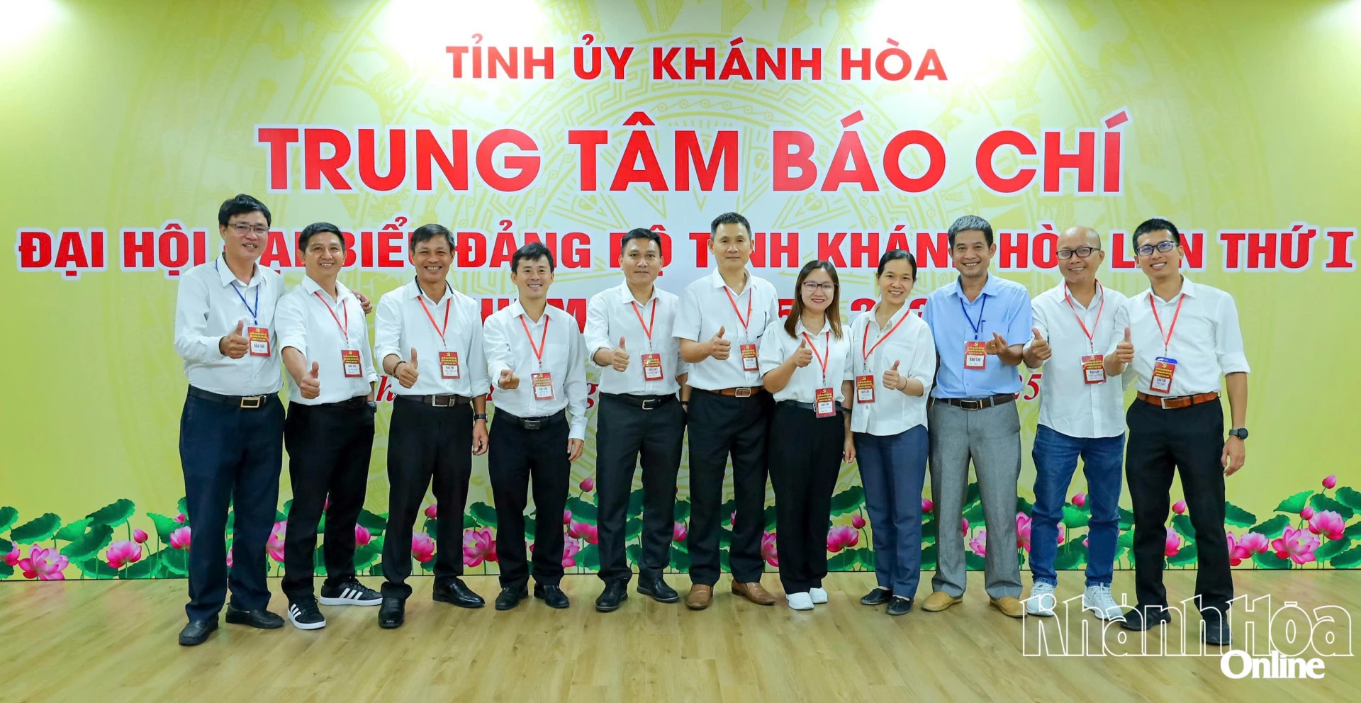 Phóng viên Báo và Phát thanh, Truyền hình Khánh Hòa tác nghiệp tại Đại hội đại biểu 
Đảng bộ tỉnh Khánh Hòa lần thứ I, nhiệm kỳ 2025 - 2030.