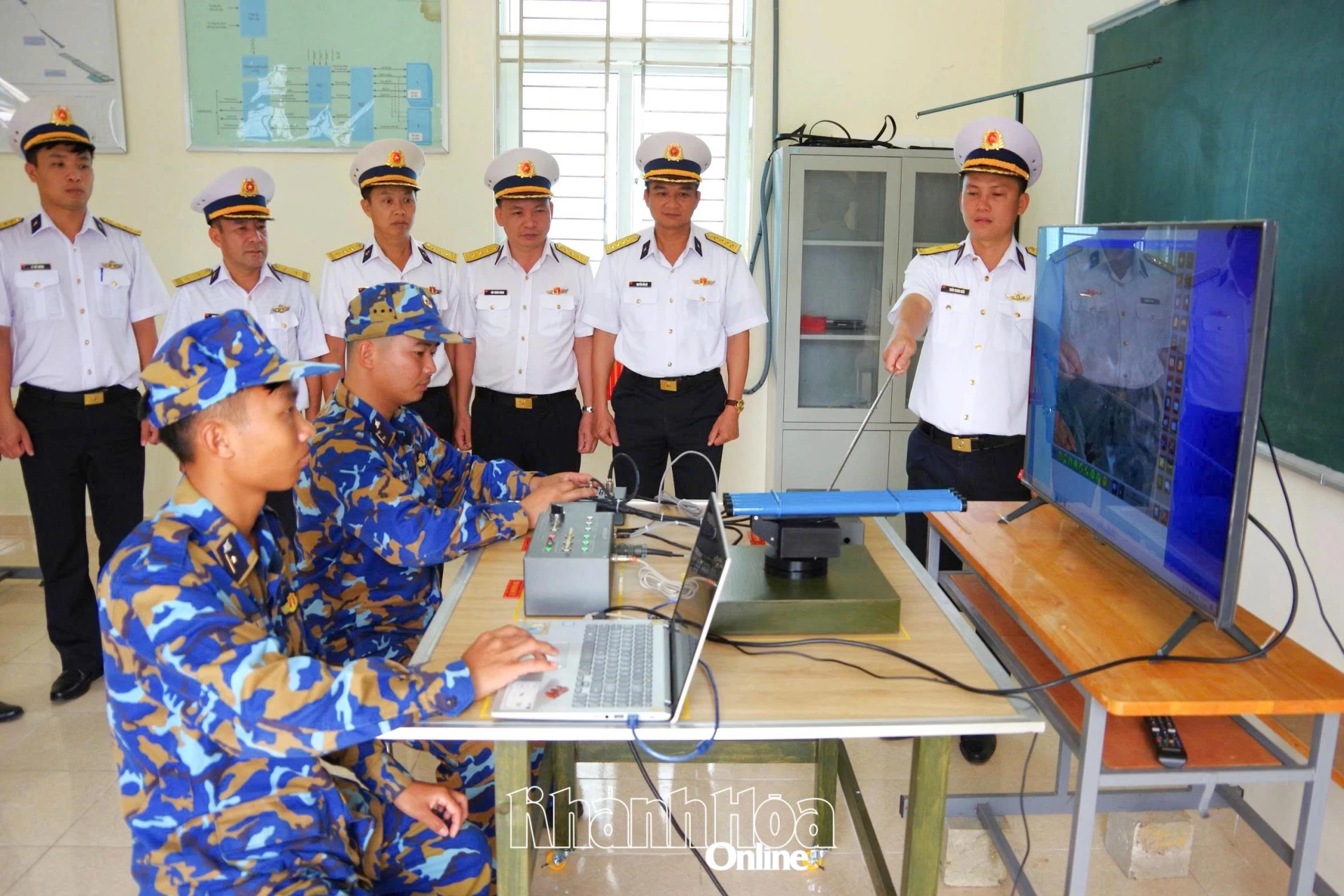 Đội Hỏa lực báo cáo mô hình sáng kiến đạt giải nhất cấp vùng.