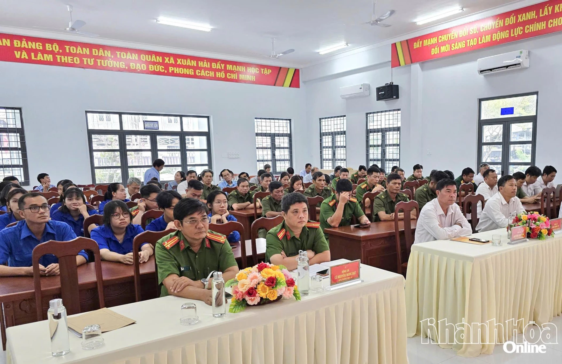 Các đại biểu tham dự buổi lễ.