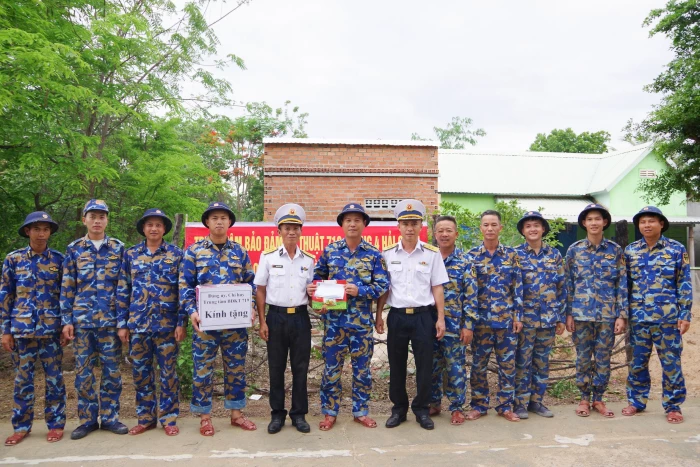 Lãnh đạo Trung tâm Bảo đảm kỹ thuật 719 thăm, động viên chiến sĩ tham gia xây dựng nhà ở xã Bác Ái