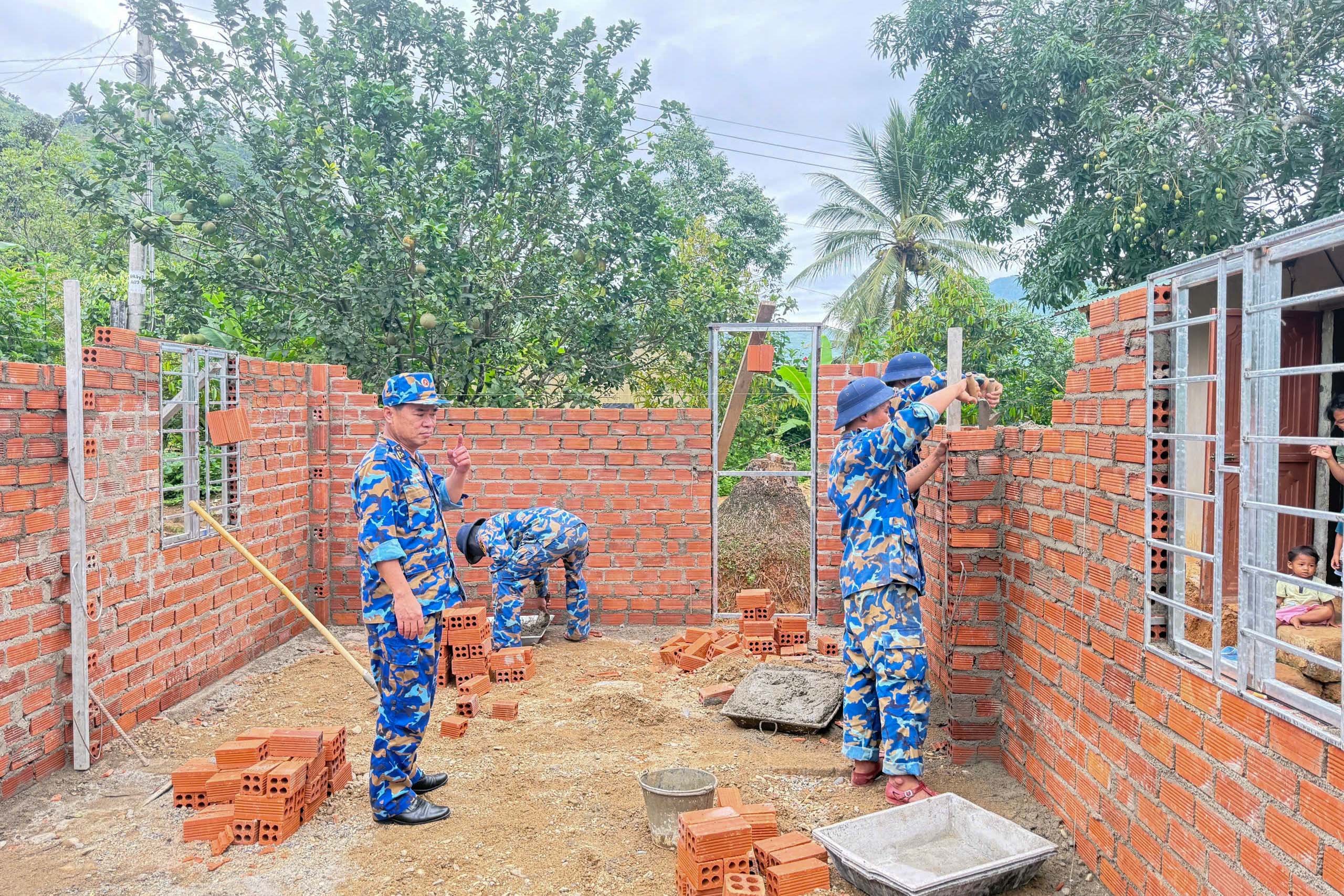 Kiểm tra tiến độ xây dựng.