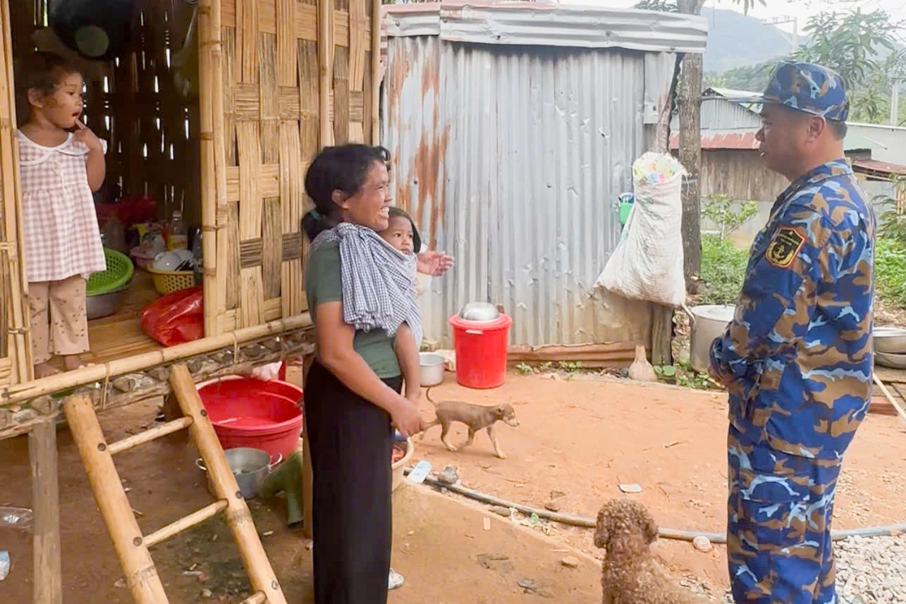 Lãnh đạo trung tâm thăm hỏi, động viên người dân.