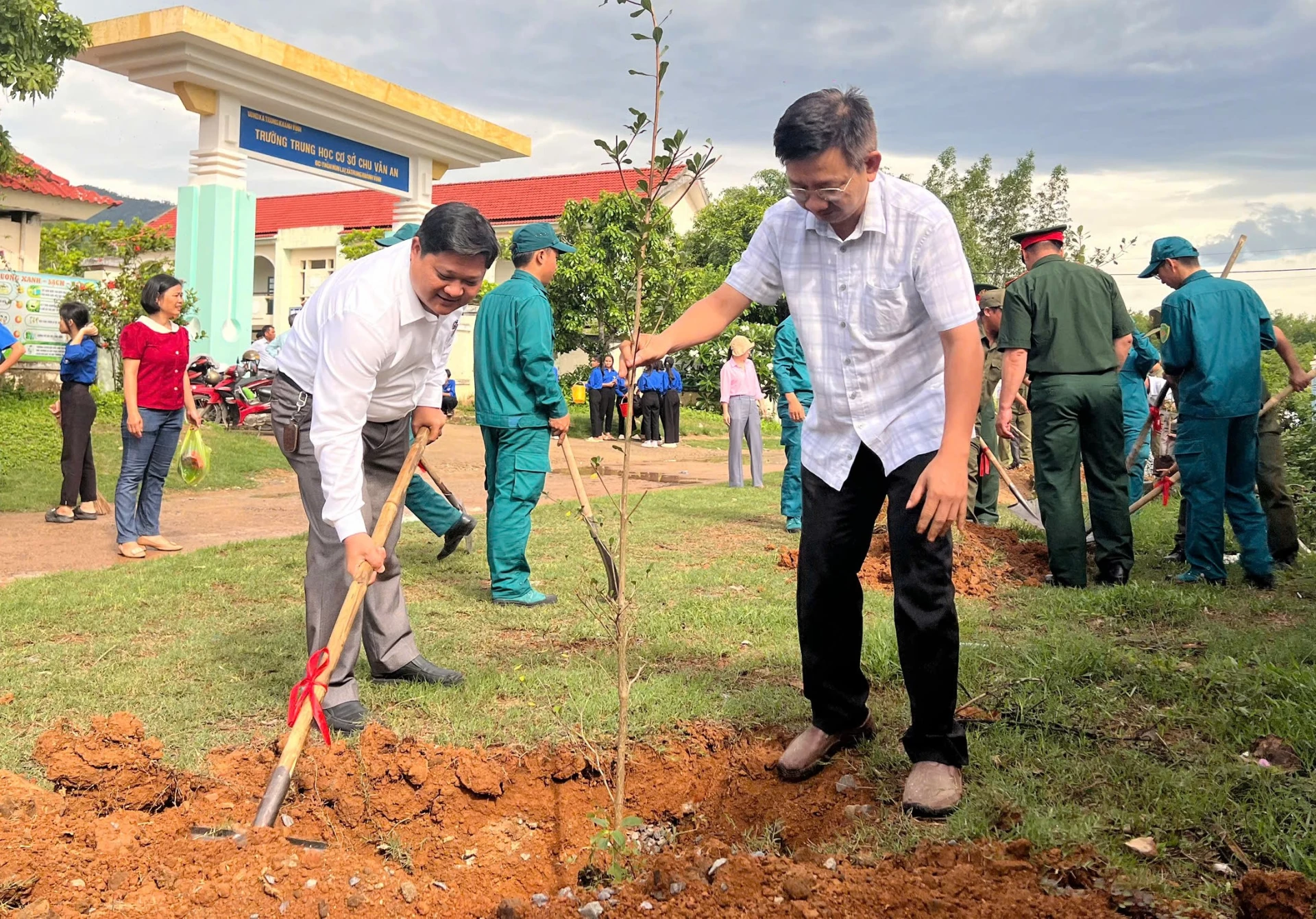 Các đại biểu tham gia hoạt động trồng cây xanh.