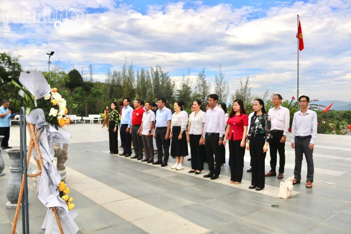 Khối thi đua các cơ quan tham mưu Tỉnh ủy, trực thuộc Tỉnh ủy và MTTQ tỉnh Khánh Hòa tổ chức về nguồn