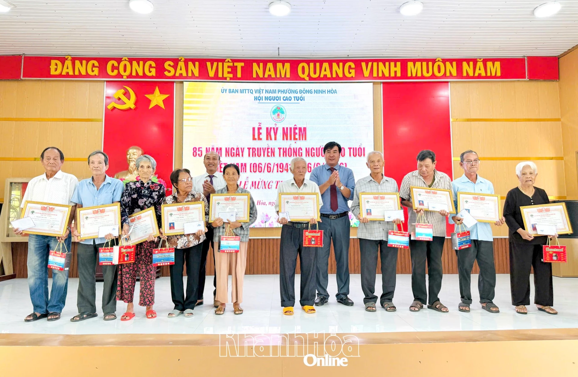 Trao quà cho người cao tuổi trên địa bàn.