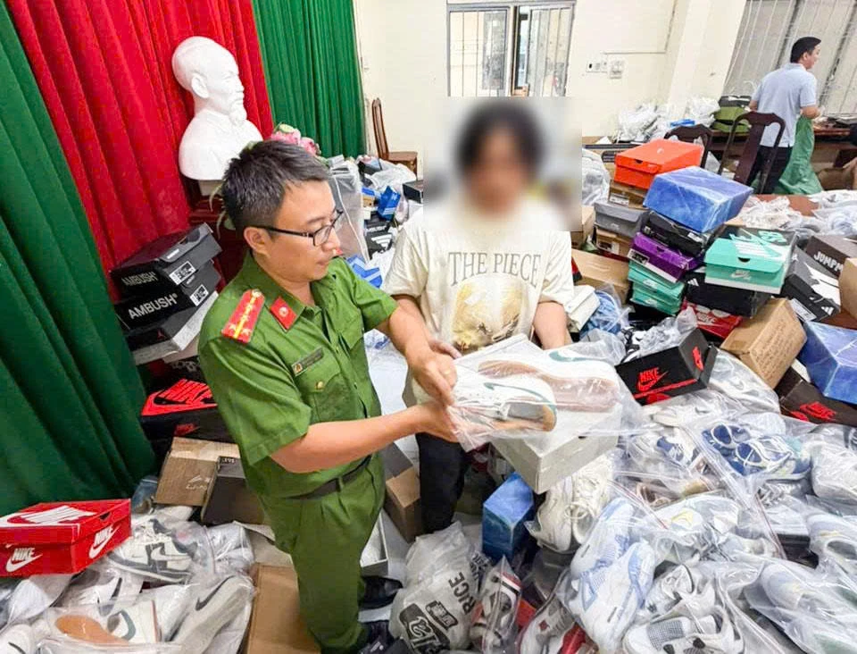 Lực lượng Công an kiểm tra các sản phẩm giày dép giả mạo nhãn hiệu nổi tiếng.