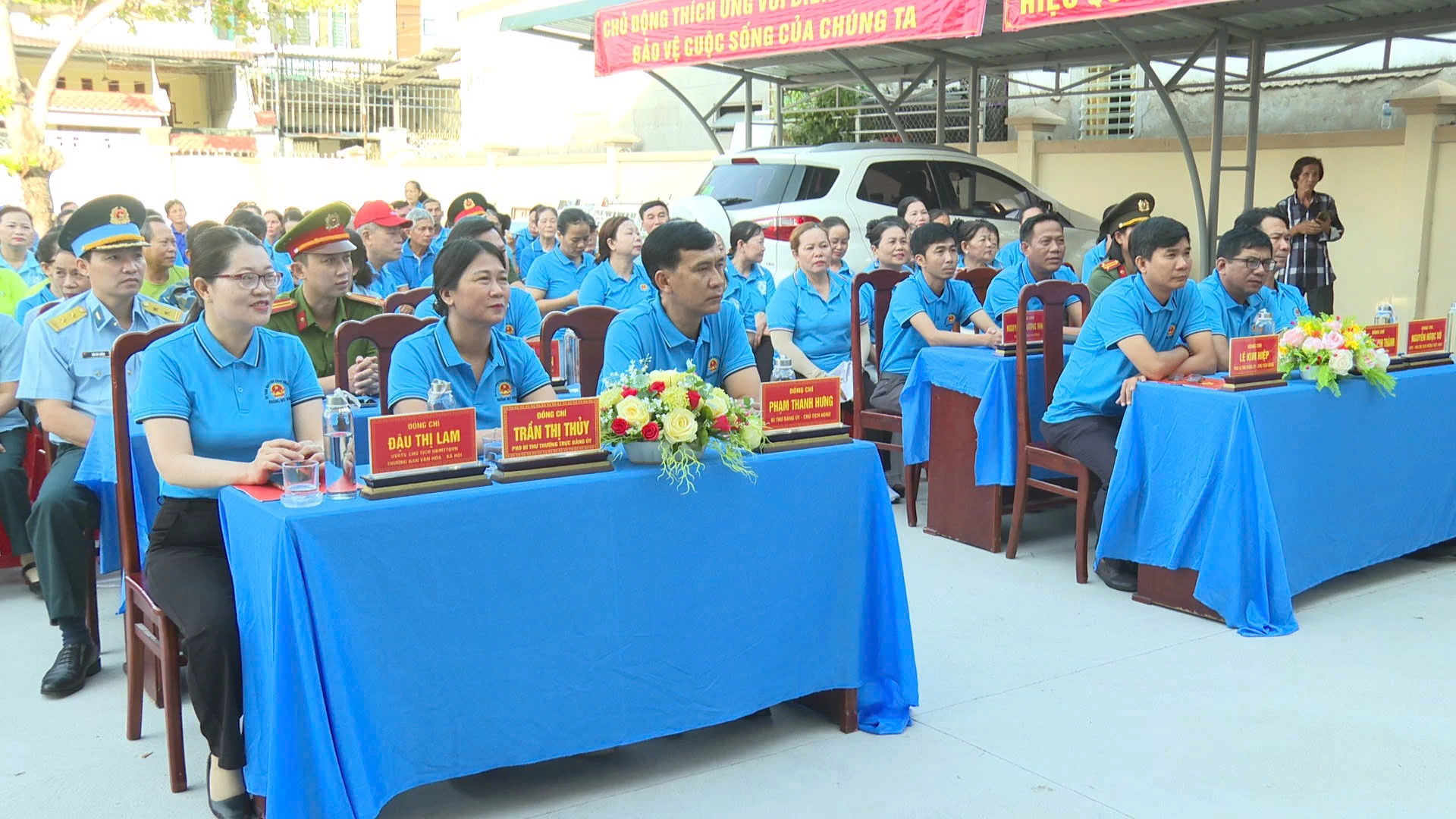 Các đại biểu tham dự lễ ra quân.