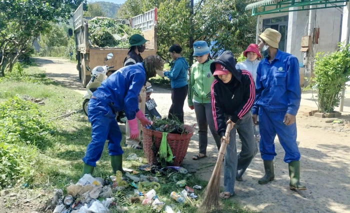 Xã Tây Khánh Sơn ra quân dọn vệ sinh môi trường