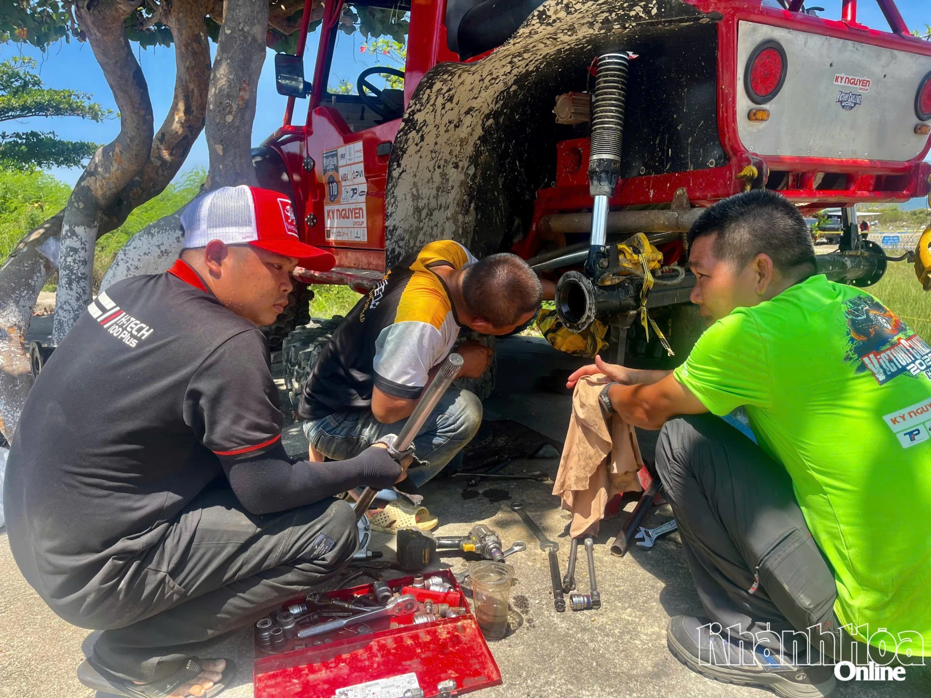Anh Nguyễn Phương Toàn (áo xanh) cùng anh em trong đội hậu cầu đang bàn bạc phương án sửa chữa một chiếc xe vừa thi xong tại khu vực Hòn Đỏ.