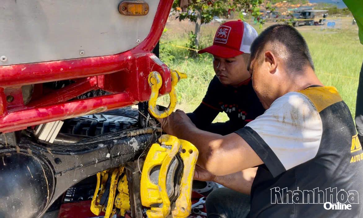 Anh em trong đội 110 TP Hồ Chí Minh nổ lực sửa xe nhanh nhất có thể để vận động viên trong đội tiếp tục thi đấu.