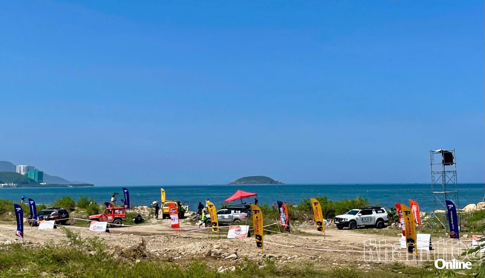 Đường đua nắng gắt tại Hòn Đỏ, nhưng luôn có bóng dáng của đội hậu cần thường trực, sẵn sàng hỗ trợ cho vận động viên.