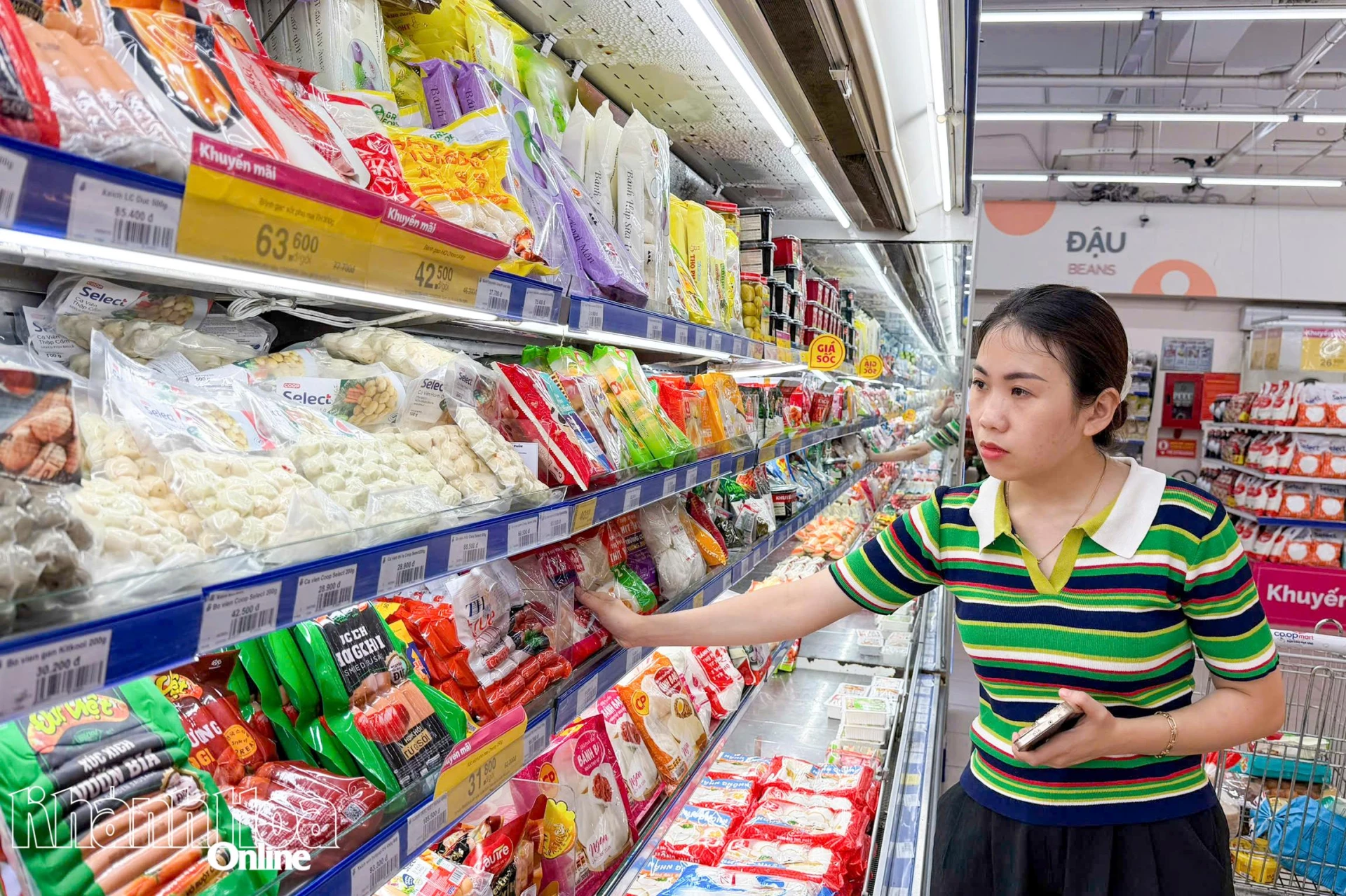 Khách hàng chọn mua hàng Việt tại Siêu thị Co.opmart Nha Trang.