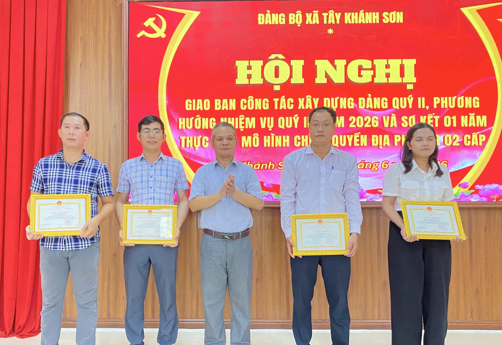 Ông Cao Minh Vỹ - Phó Bí thư Đảng ủy, Chủ tịch UBND xã Tây Khánh Sơn trao Giấy khen cho các cá nhân 