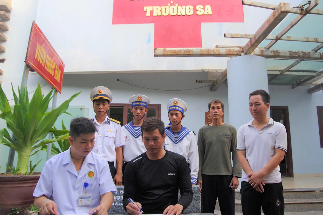 Các bác sĩ làm thủ tục bàn giao ngư dân.