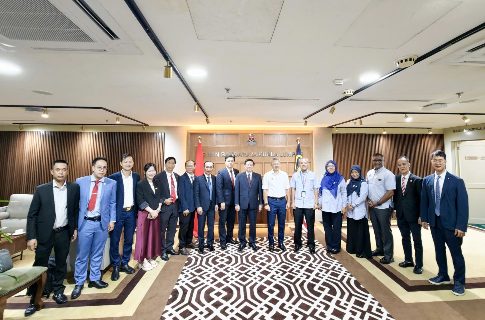Đoàn công tác tỉnh Khánh Hòa chụp hình lưu niệm cùng cùng