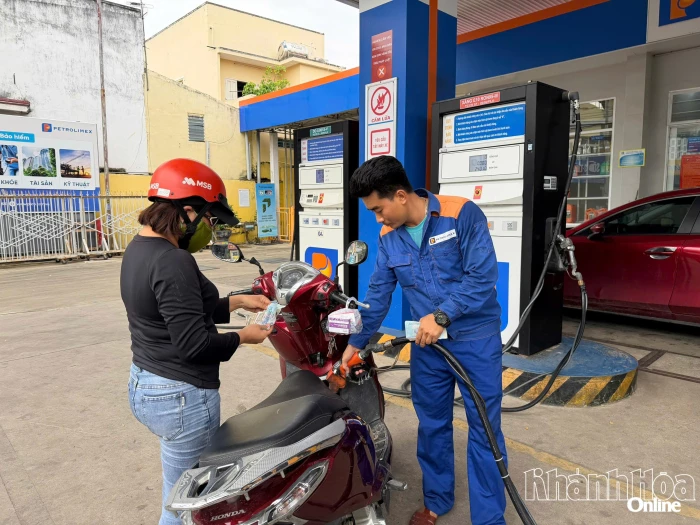 Giá xăng, dầu cùng giảm