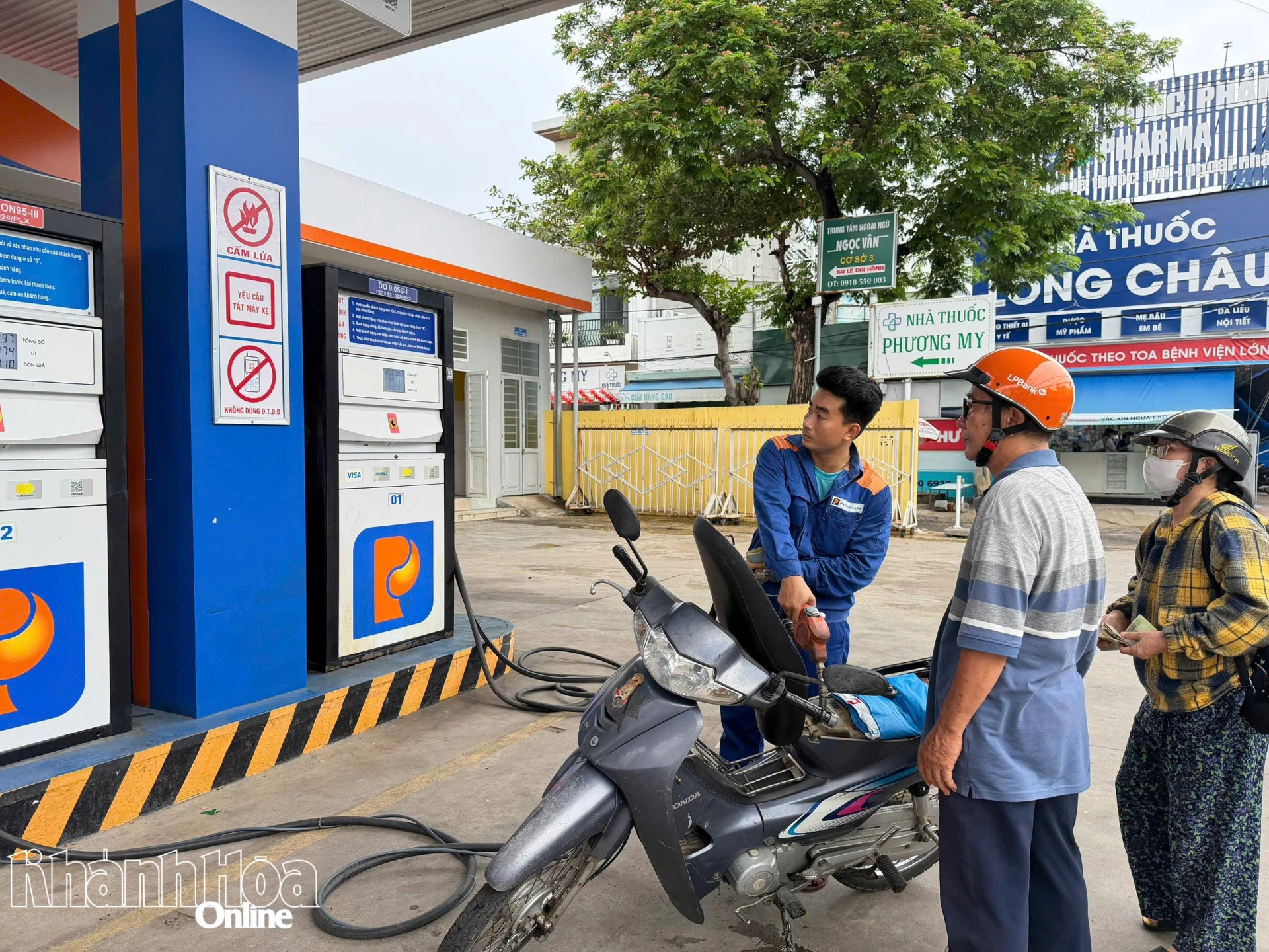 Người dân đổ xăng tại cây xăng, dầu ở phường Bảo An.