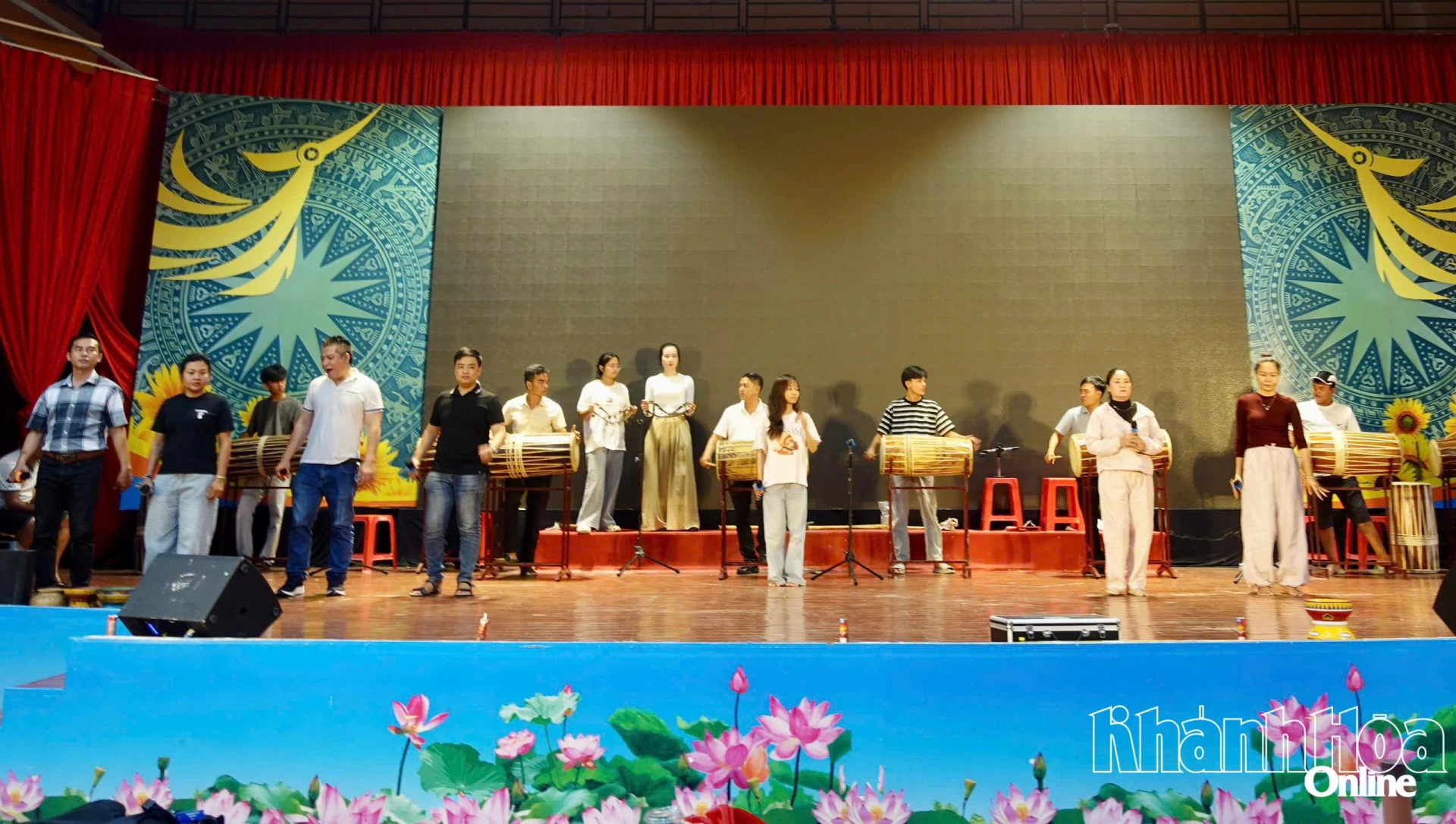 Các diễn viên không chuyên của đoàn nghệ thuật quần chúng tỉnh Khánh Hòa trên sân tập.
