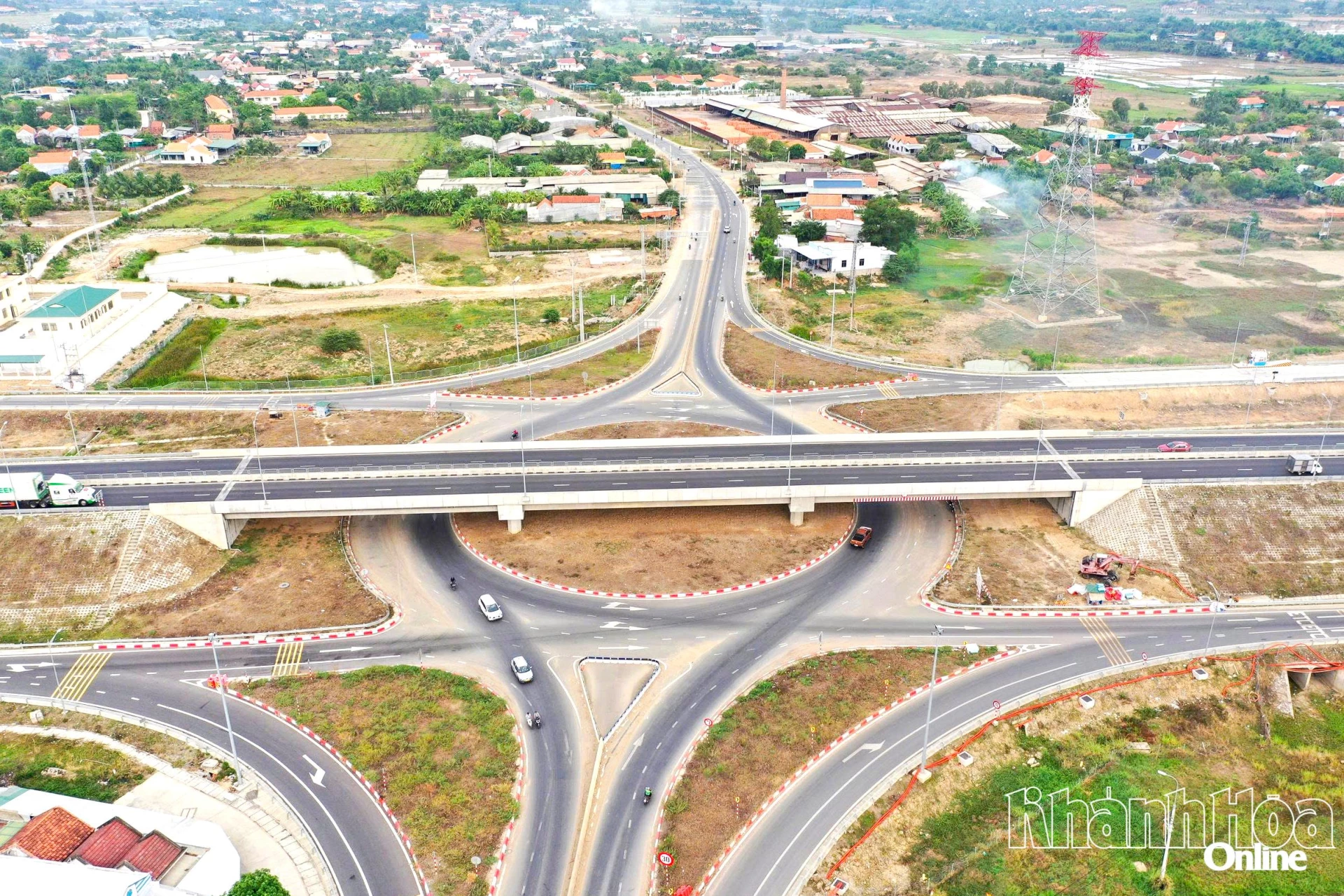 Nút giao cao tốc Vân Phong - Nha Trang với Quốc lộ 26 đoạn qua địa bàn xã Tân Định.