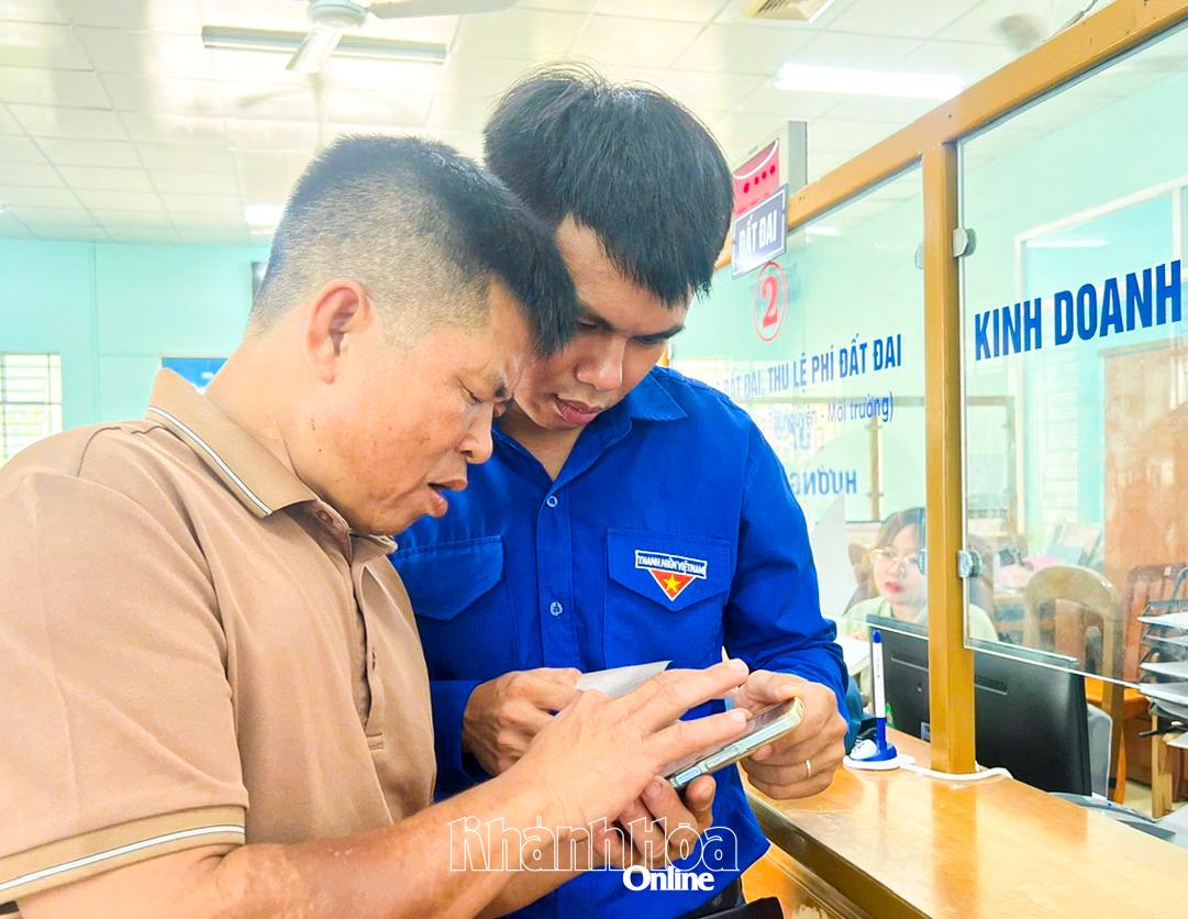 Thanh niên phường tình nguyện tham gia hỗ trợ tại Trung tâm Phục vụ hành chính công.