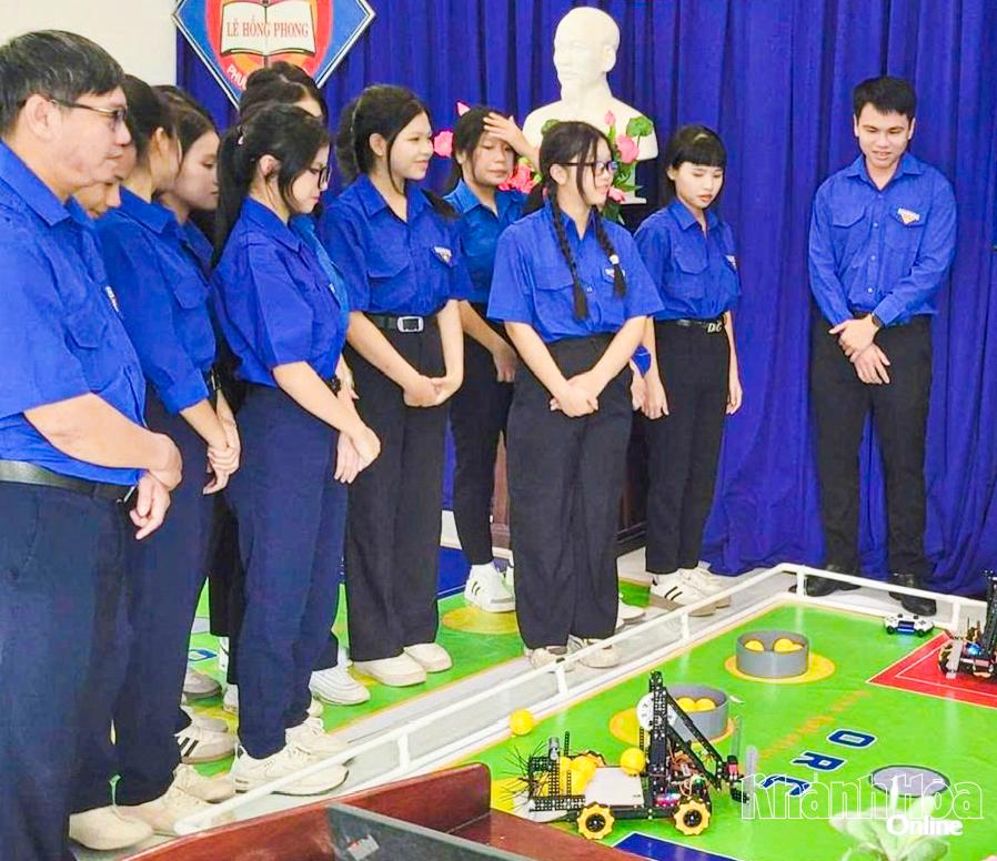 Hội Liên hiệp Thanh niên Việt Nam phường tổ chức tham quan, tập huấn về robotics cho đoàn viên, thanh niên.