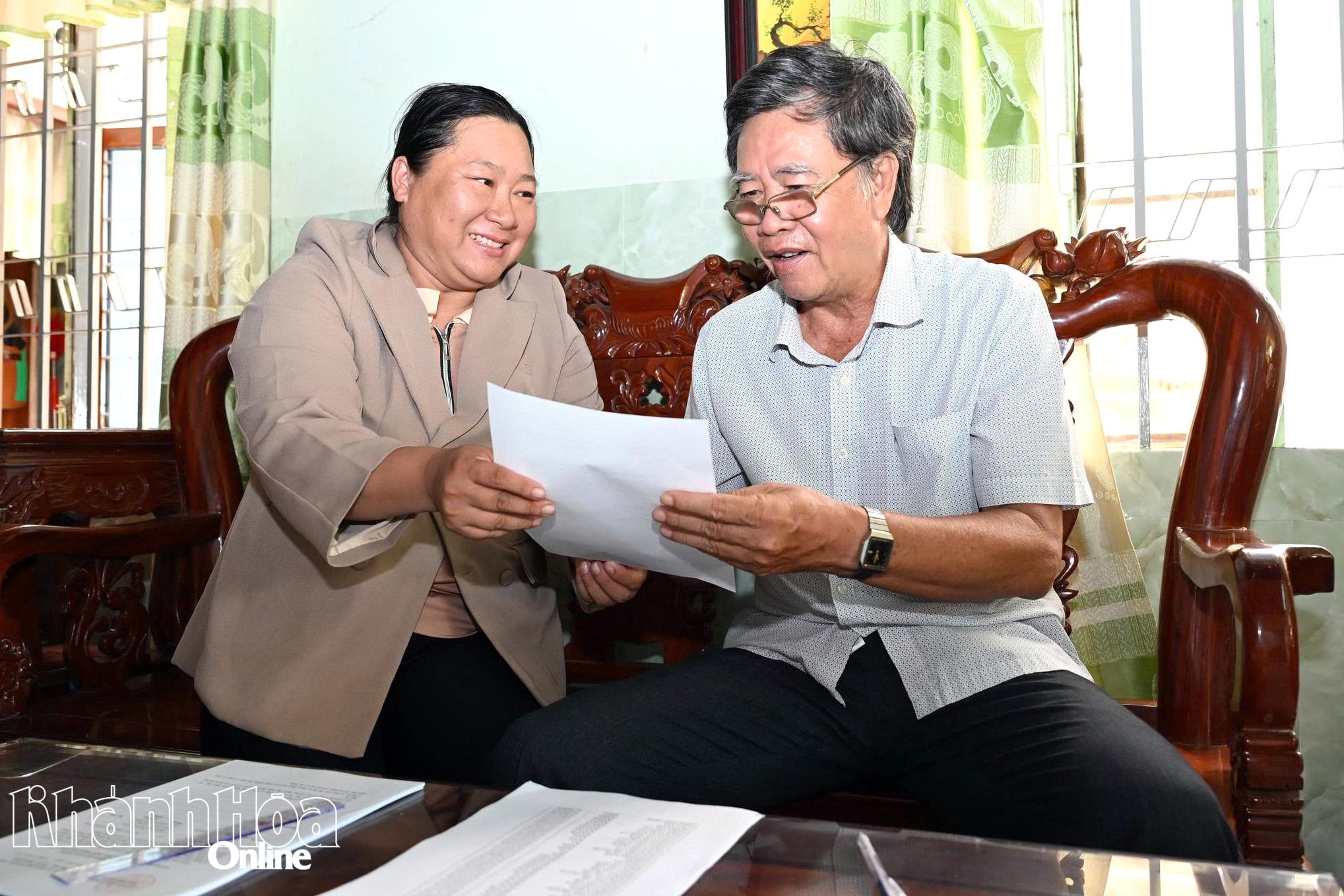 Người dân thôn 4 (xã Diên Điền) phấn khởi khi địa phương lấy ý kiến Nhân dân về việc thành lập phường Diên Điền. Ảnh: NGUYỄN VŨ