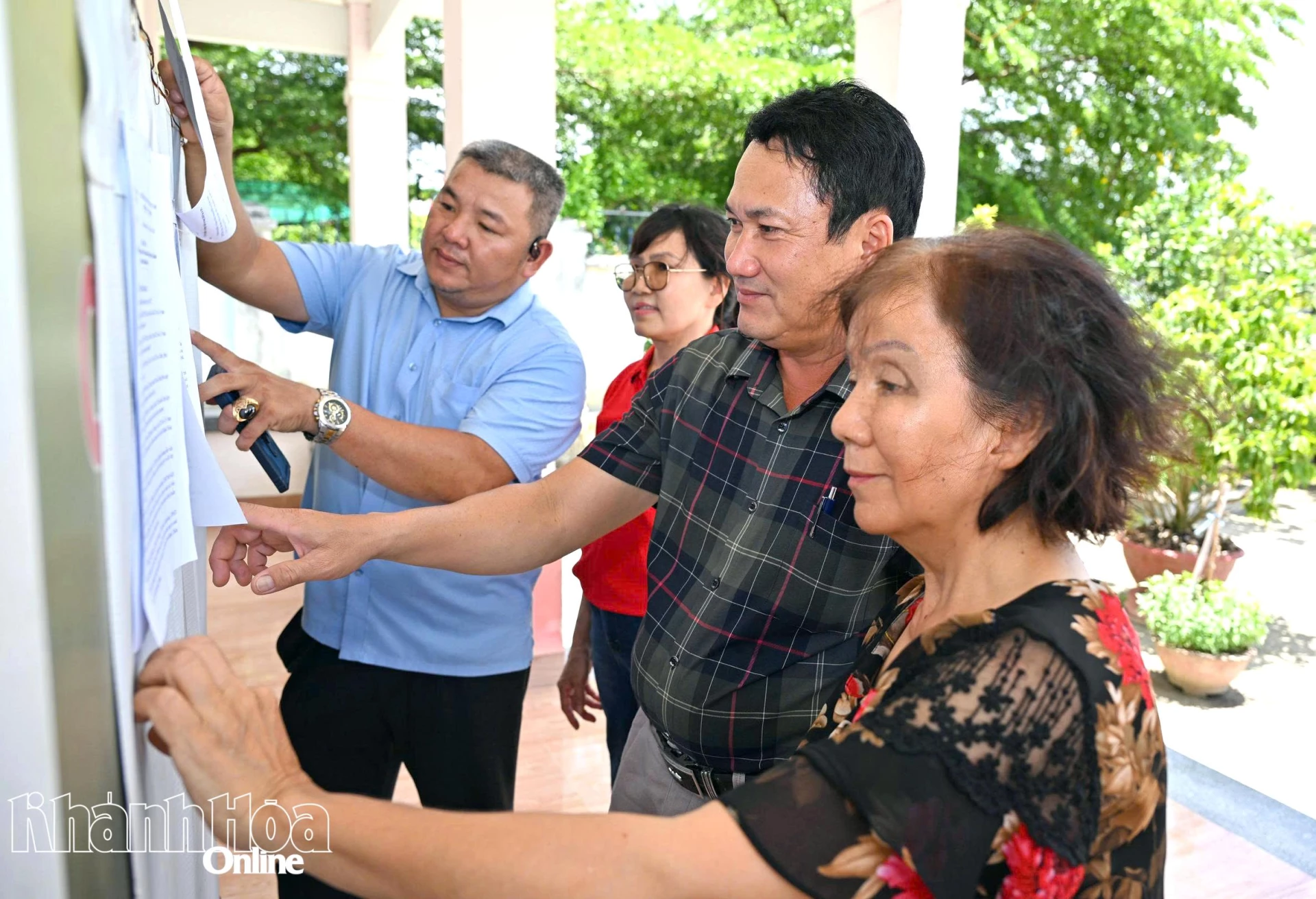 Người dân thôn Đông Môn 2 (xã Diên Khánh) tìm hiểu dự thảo đề án thành lập phường Diên Khánh. Ảnh: VŨ HOA