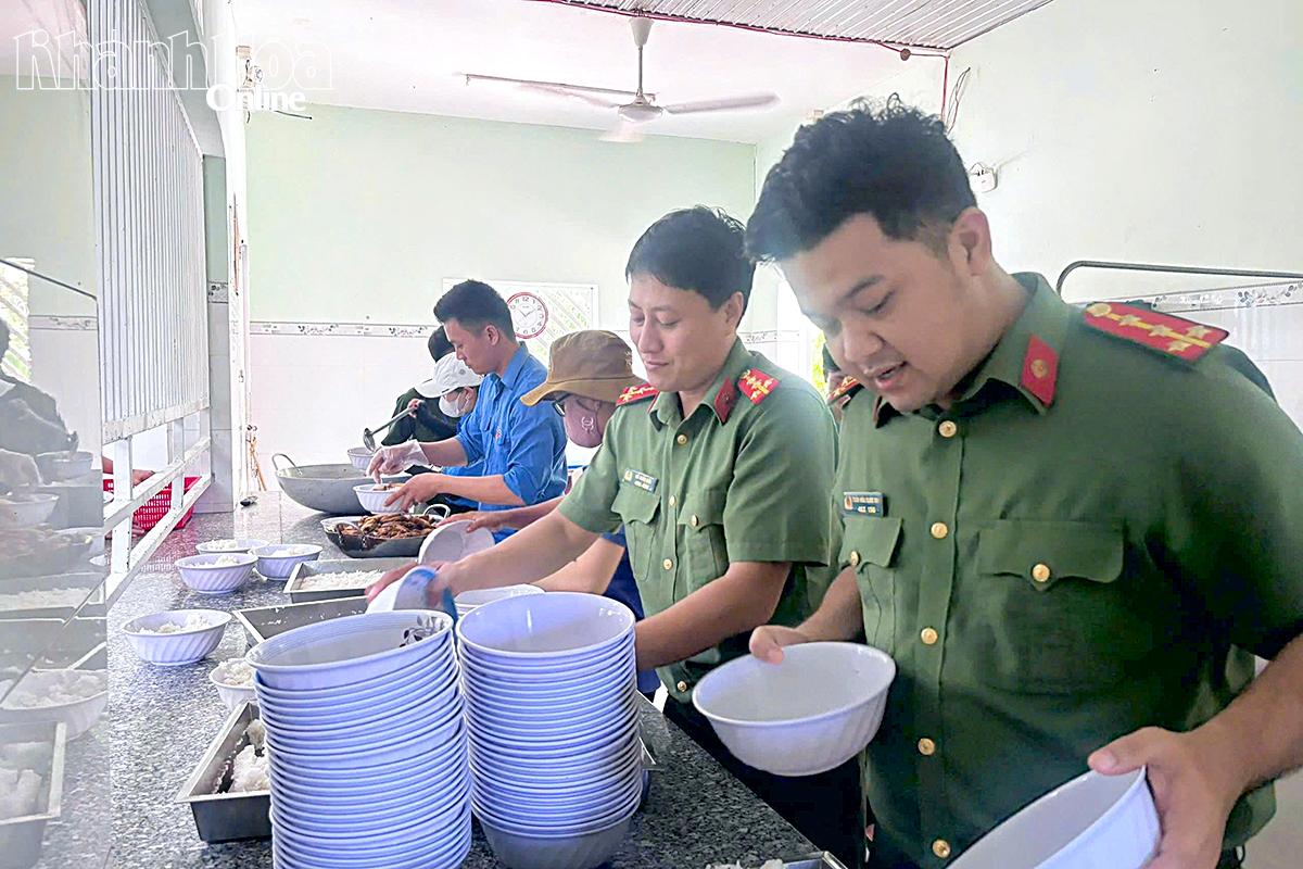 Cán bộ, chiến sĩ Công an xã Mỹ Sơn phối hợp cùng nhân viên trung tâm chuẩn bị bữa ăn cho 263 người đang được chăm sóc, nuôi dưỡng tại Cơ sở 2 Trung tâm Công tác xã hội Ninh Thuận.