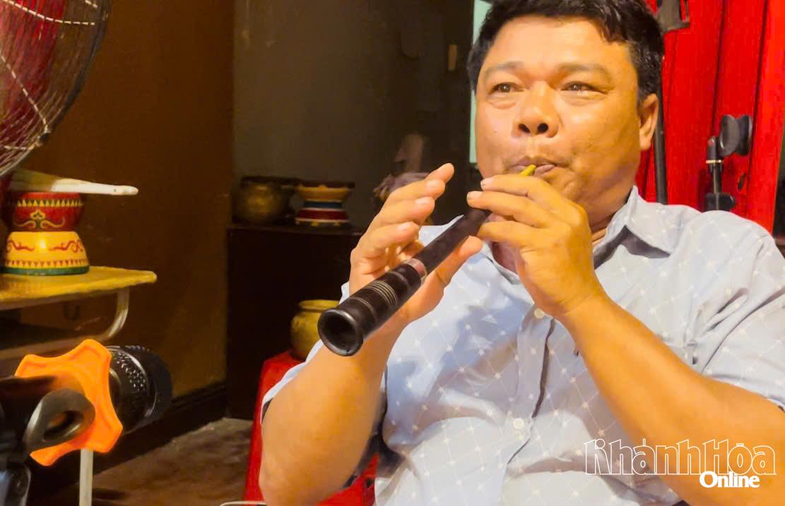 Một nghệ nhân thổi kèm Saranai luyện tập cho chương trình văn nghệ của đoàn Khánh Hòa.