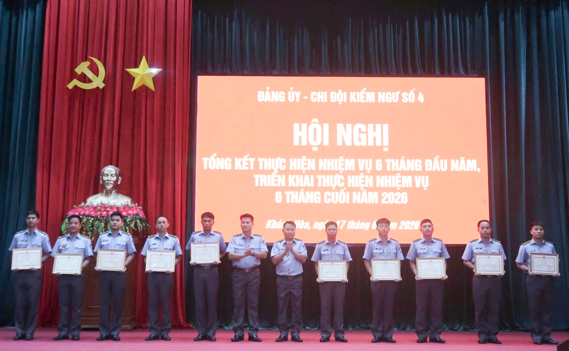 Chỉ huy chi đội khen thưởng các tập thể, cá nhân.
