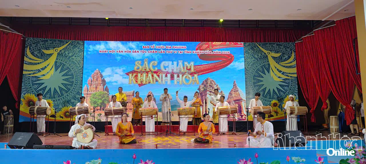 Những nhạc cụ truyền thống được sắp xếp, dàn dựng trong chương trình nghệ thuật của đoàn Khánh Hòa.