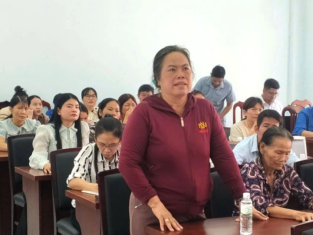 Cử tri xã Khánh Vĩnh nêu kiến nghị tại buổi tiếp xúc.