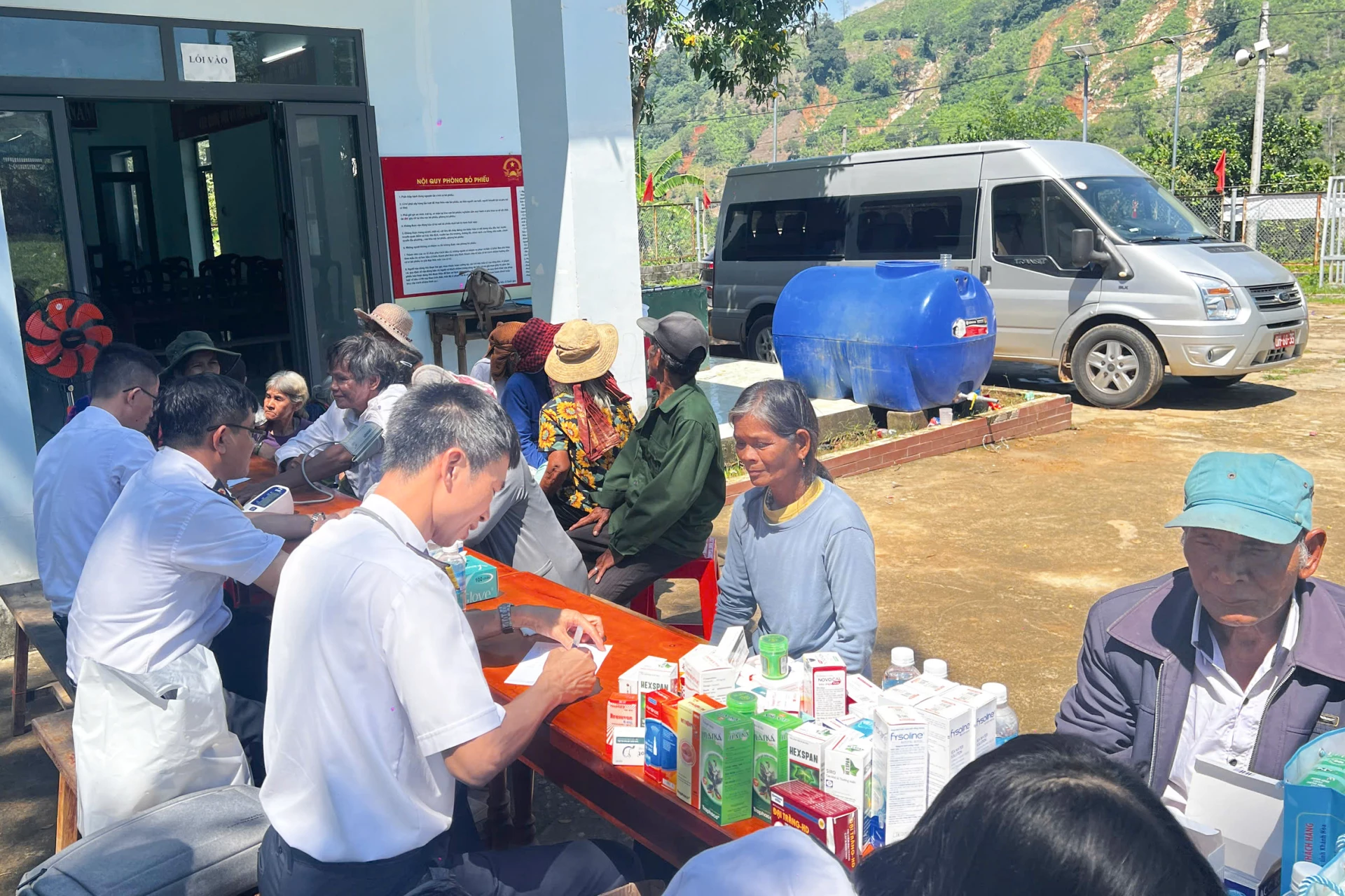 Đoàn thăm khám, phát thuốc miễn phí cho người dân.