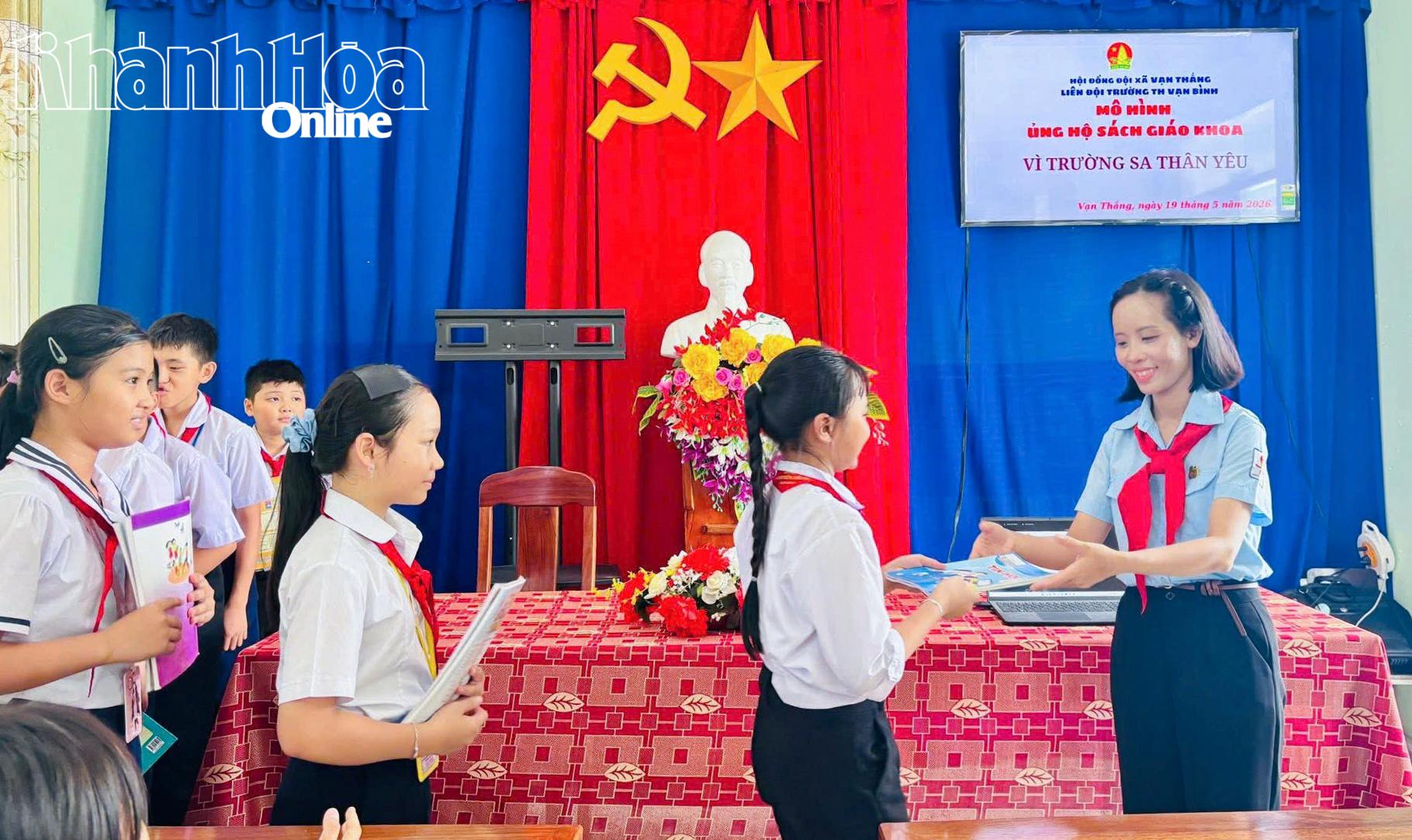 Cô Đỗ Thị Bích Thủy triển khai mô hình ủng hộ sách giáo khoa Vì Trường Sa thân yêu tại liên đội.