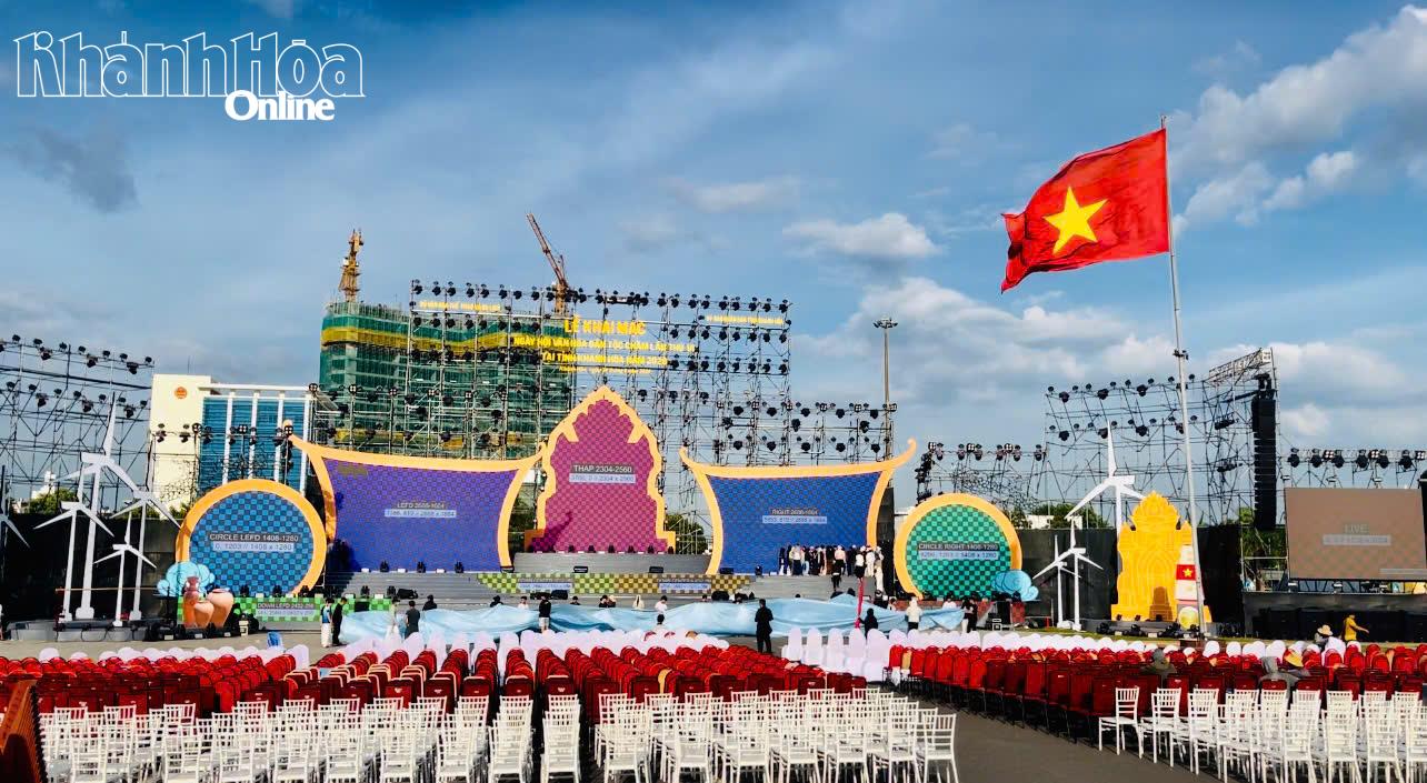 Khu vực sân khấu chính diễn ra các hoạt động của ngày hội đang hoàn thiện những khâu cuối cùng.
