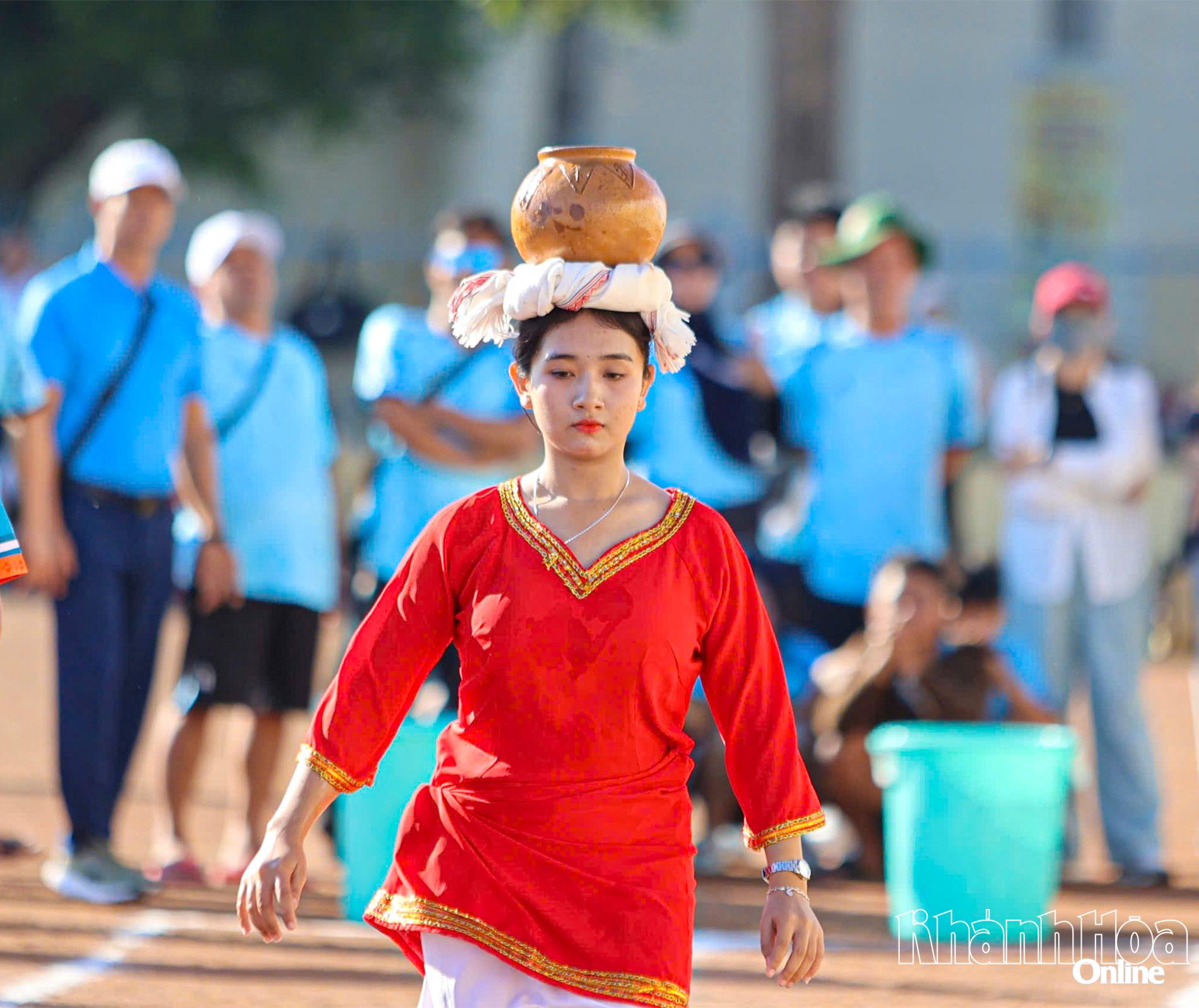 Một nữ vận động viên thi môn đội nước.