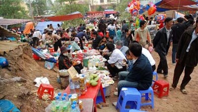 Đề phòng ngộ độc thực phẩm khi du lịch mùa hè