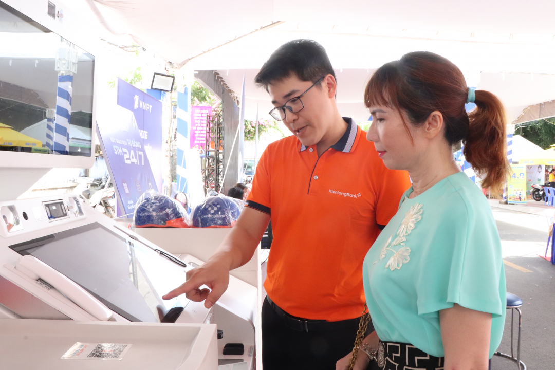 KienlongBank staff instructs customers on new features of STM machines.