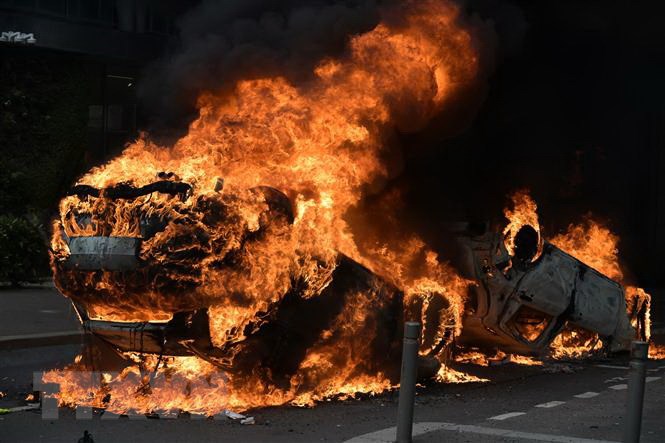 Các phương tiện bị người biểu tình phóng hỏa tại Nanterre, ngoại ô Paris, Pháp ngày 29/6/2023. (Ảnh: AFP/TTXVN)

