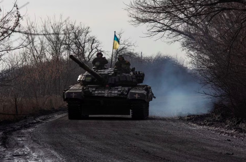 Binh sĩ Ukraine lái xe tăng gần thị trấn tiền tuyến Bakhmut,vùng Donetsk. Ảnh: Reuters

