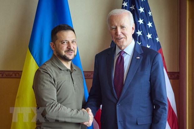 Tổng thống Mỹ Joe Biden (phải) và người đồng cấp Ukraine Volodymyr Zelensky tại cuộc gặp bên lề Hội nghị Thượng đỉnh G7 ở Hiroshima (Nhật Bản) ngày 21/5/2023. (Ảnh: AFP/TTXVN)

