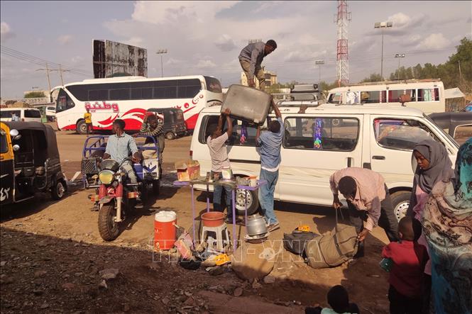 Người dân sơ tán tránh xung đột tới bang Gadaref, miền Đông Sudan, ngày 3/7/2023. Ảnh: AFP/TTXVN

