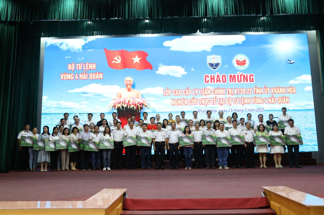 Đoàn học viên lớp cao cấp lý luận chính trị K73B.22 nghiên cứu thực tế tại Vùng 4 Hải quân và huyện Cam Lâm