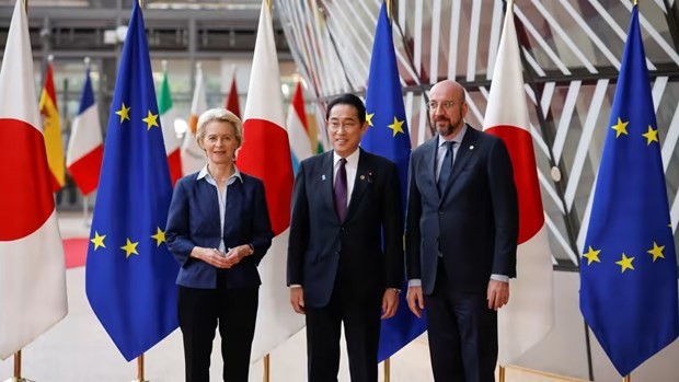 Chủ tịch EC Ursula von der Leyen, Thủ tướng Nhật Bản Fumio Kishida (giữa) và Chủ tịch Hội đồng châu Âu Charles Michel (phải). (Nguồn: Reuters)

