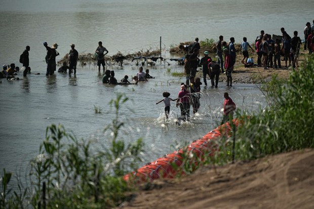 Hàng rào bằng phao trên sông Rio Grande. (Nguồn: AP)

