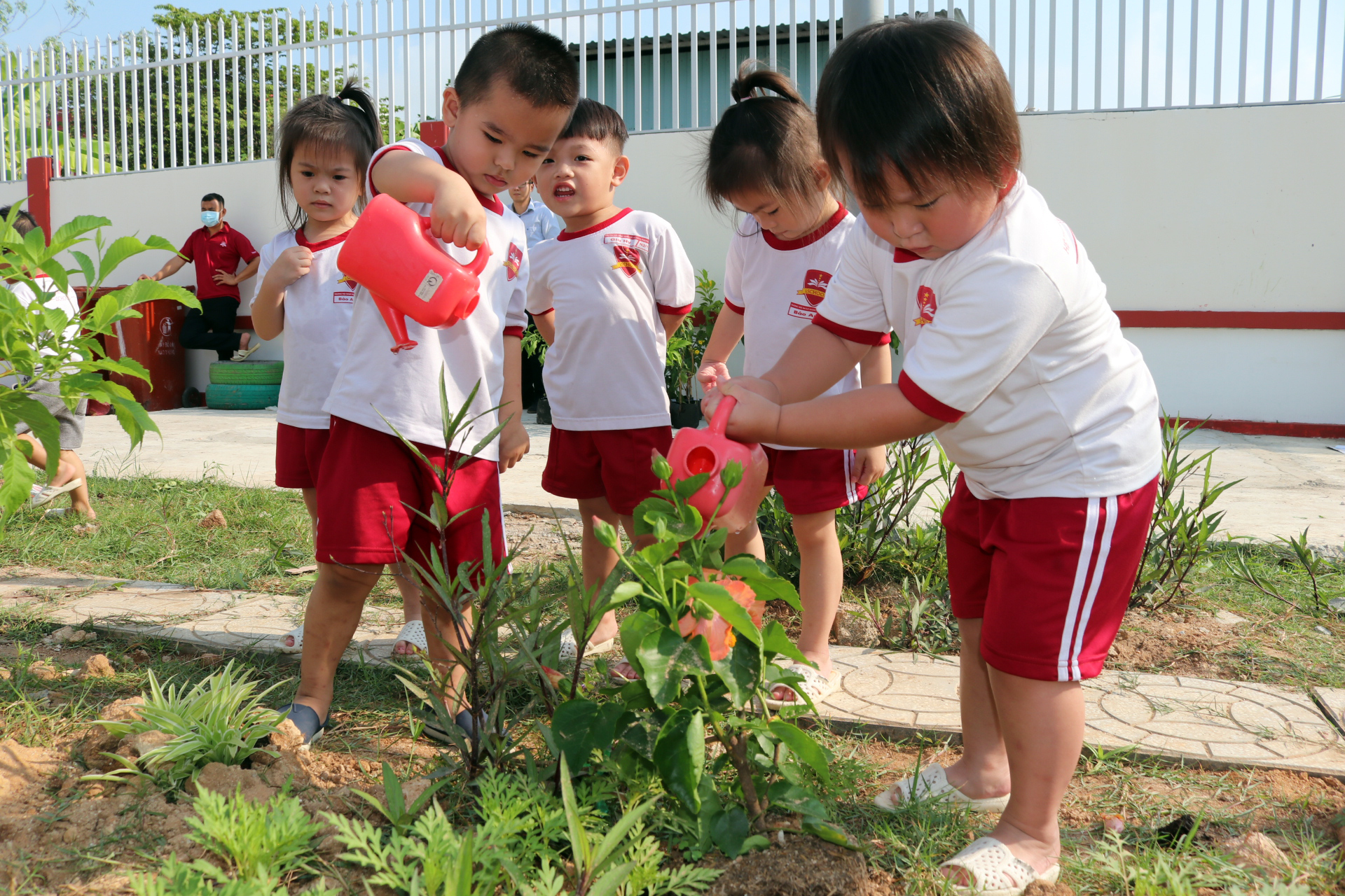 Các học sinh cùng chung tay trồng cây trong chiến dịch iSchool For Community. Ảnh: iSchool Vietnam

