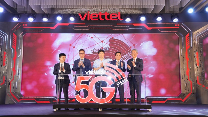 
Các đại biểu khai trương mạng di động 5G dùng riêng.